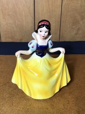 DISNEY CERAMIC/GLAZE SNOW WHITE FIGURINE